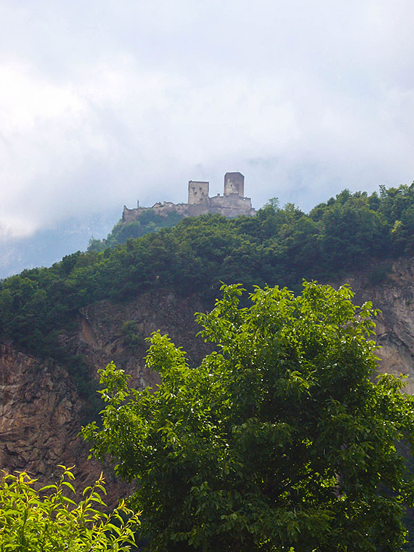 Die Burg Hocheppan in den Wolken
