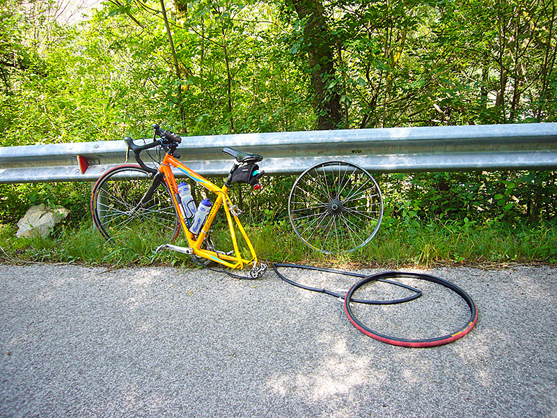 Shit happens, nat&uuml;rlich an der steilen Stelle habe ich einen Plattfu&szlig; :-(