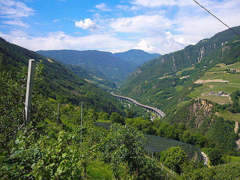 Im Tal verl&auml;uft die Brennerautobahn