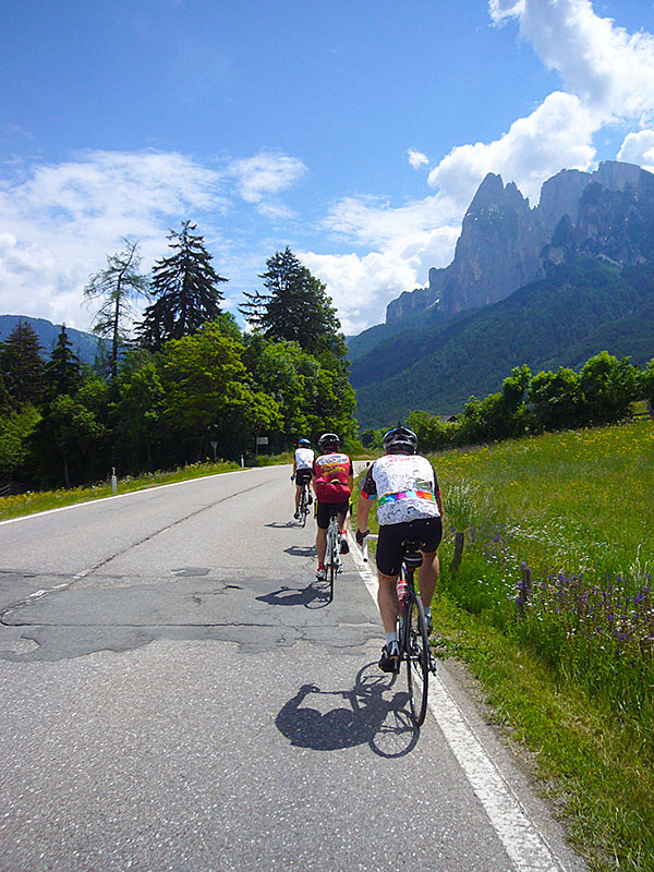 Hinter dem Bergmassiv geht es zur Seiseralm hinauf