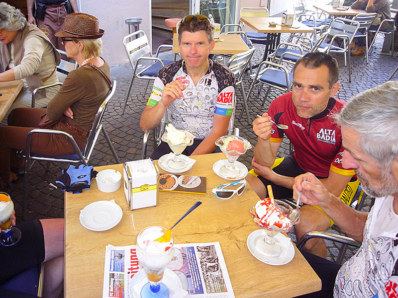 In Bozen gibt es das verdiente Eis: Joachim, Joan, Sepp ...