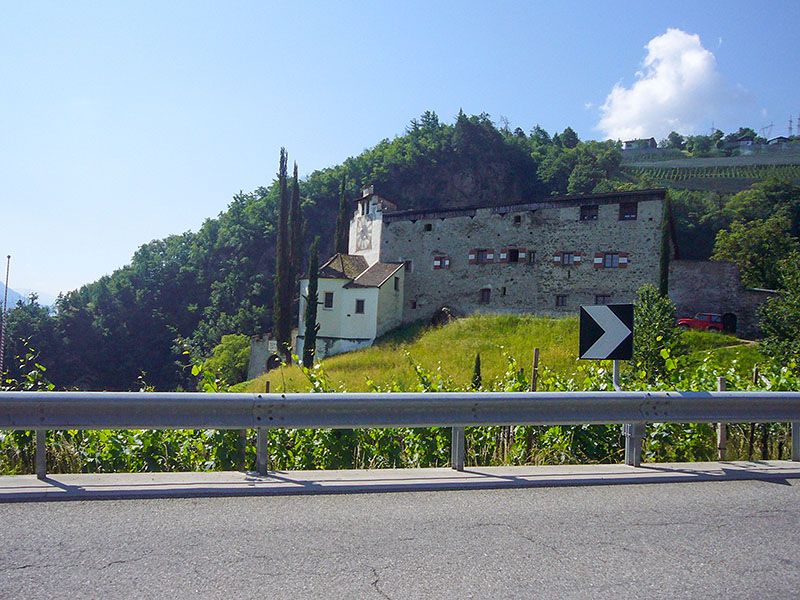 Altes Gem&auml;uer hoch &uuml;ber Lana