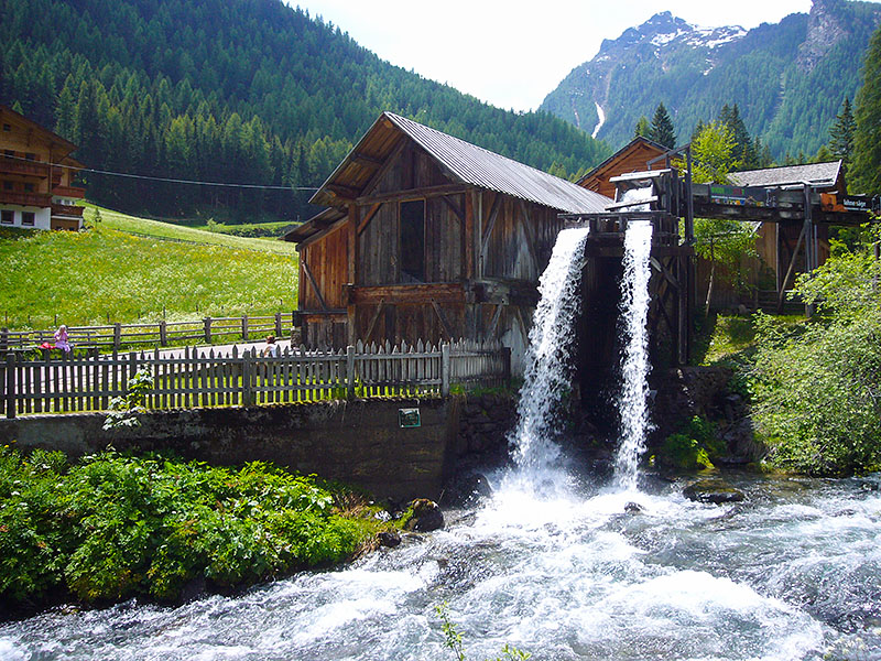 ... und treibt ein M&uuml;hlrad an