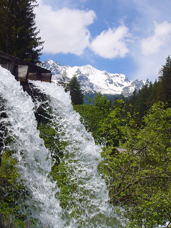 Schmelzwasser flie&szlig;t vom Ortlermassiv (im Hintergrund) hinab ...