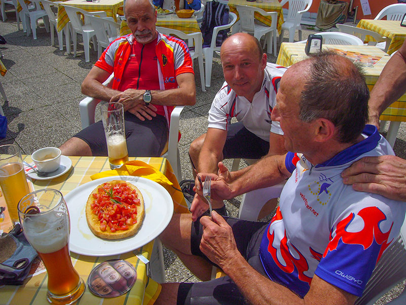 Hanspeter wird umsorgt, Essen von vorn und Massage von hinten ;-)