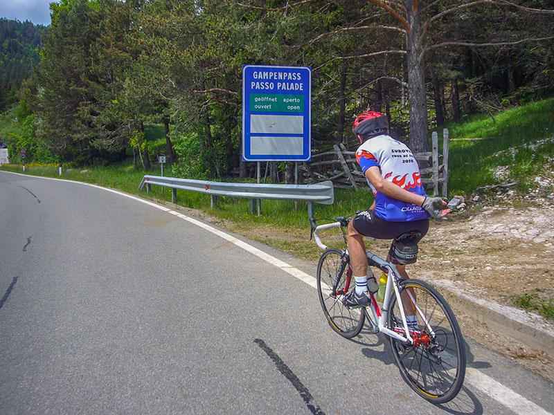 Hanspeter bekommt einen Arm auf den R&uuml;cken gebunden, damit er nicht so schnell bergauf f&auml;hrt ;-)
