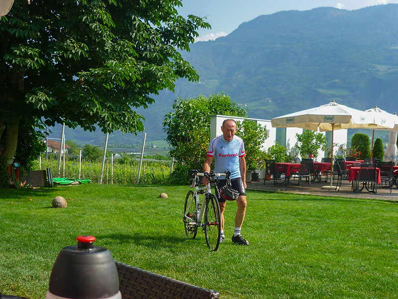 Hanspeter holt den Esel aus dem Stall ;-)