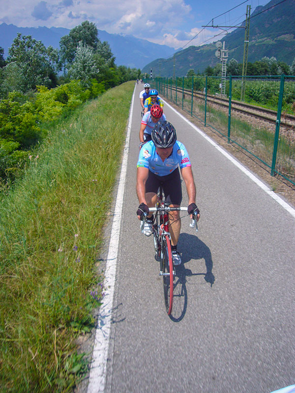 Auf dem Etschtalradweg d&uuml;sen wir nun nach Kaltern weiter