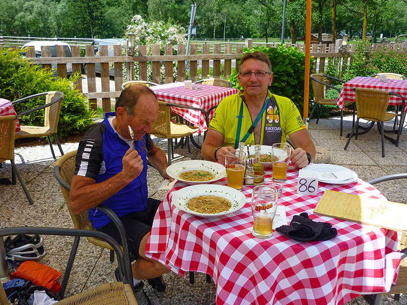 In St. Leonhard l&ouml;ffeln wir eine Frittatensuppe