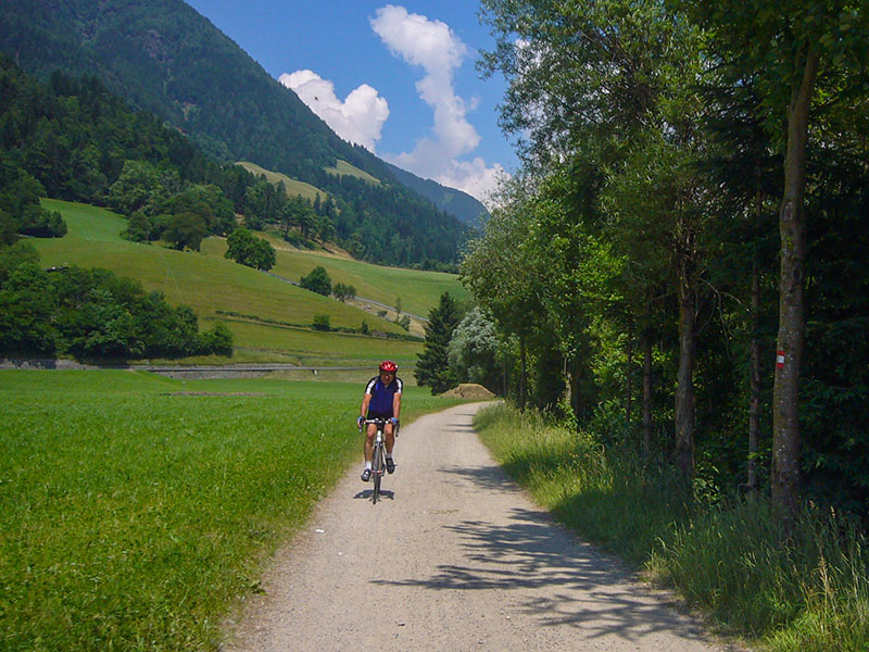 Mit dem Rennrad l&auml;sst sich der feine Schotter auch bezwingen