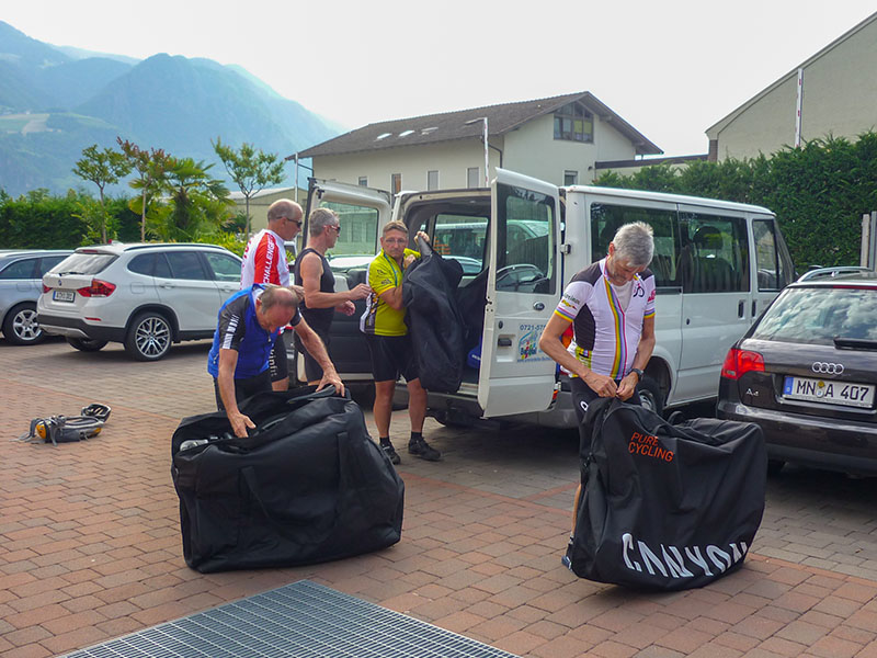 Die R&auml;der stehen noch vom Vortag im Auto