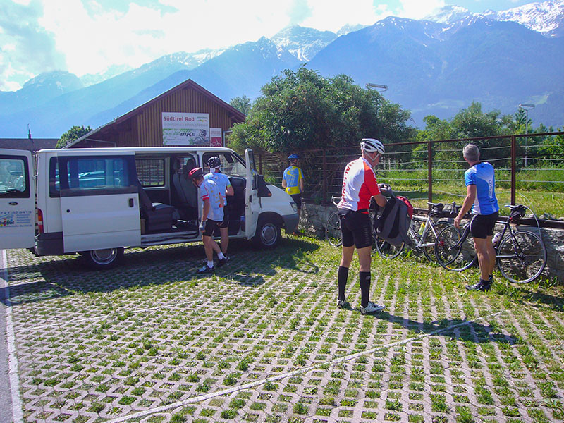Mit dem Auto fahren wir bis Spondinig ...