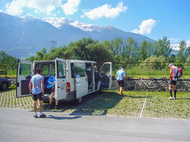 ... dort bereiten wir uns auf die Auffahrt zum Stilfser Joch vor