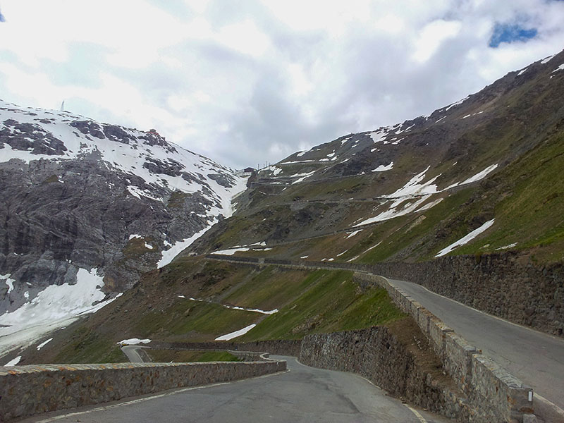 Nun liegen die Kehren so eng beieinander, dass uns nur noch 3 km von der Passh&ouml;he trennen