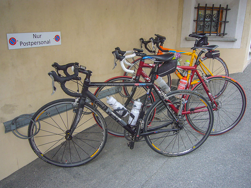 Wieder im Tal: Die Windjacken werden verstaut und wir blockieren kurzzeitig den Radparkplatz der Post