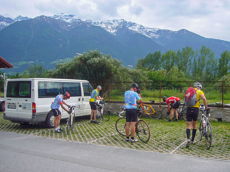 Wieder am Auto zur&uuml;ck, die R&auml;der werden verladen