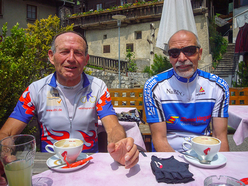 Hanspeter und Wolfgang begn&uuml;gen sich mit Fl&uuml;ssigkeiten