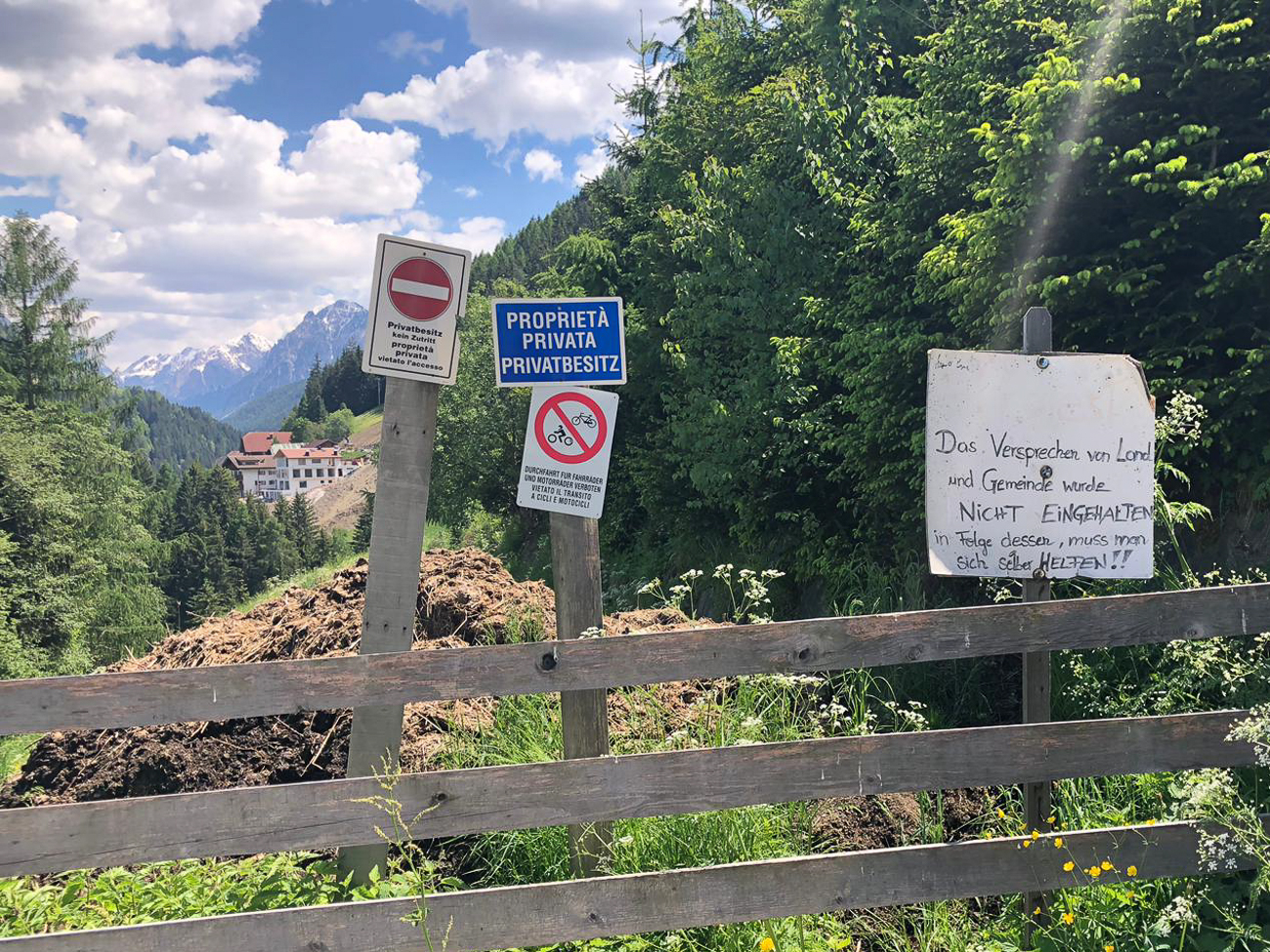 Stra&szlig;e gesperrt ...[Bild: Reinhard] 