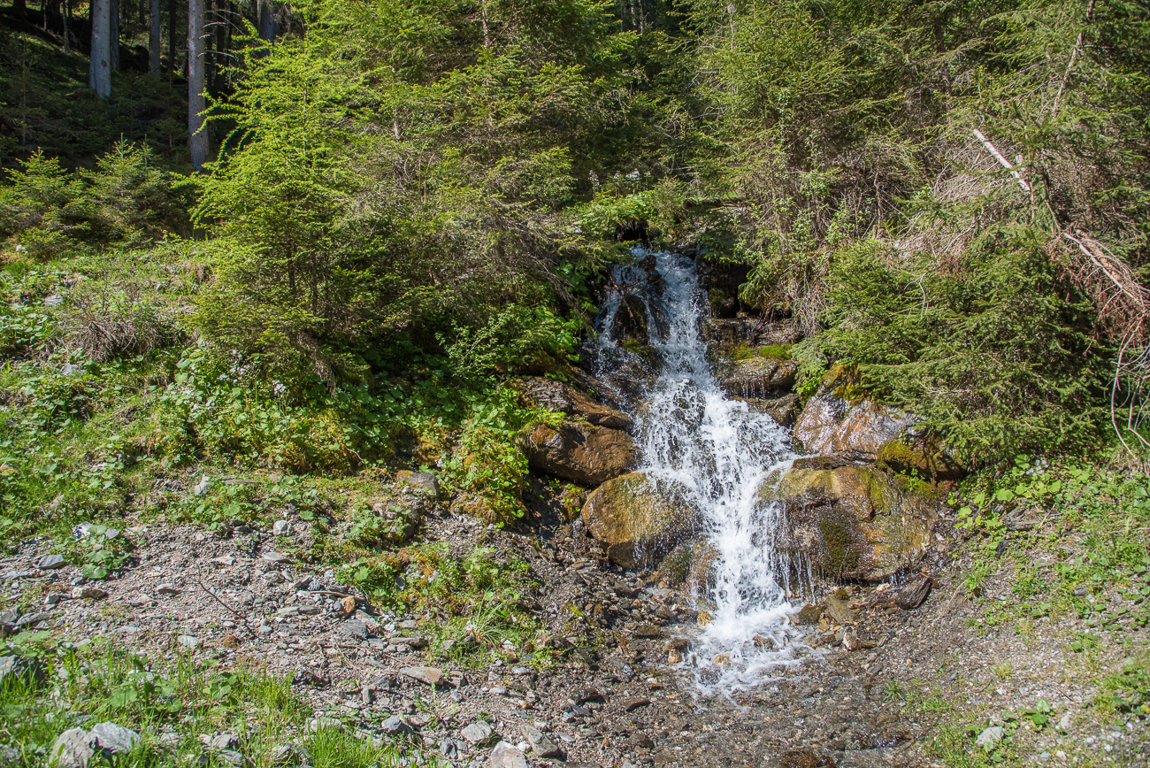 ... flie&szlig;t den Berg hinunter