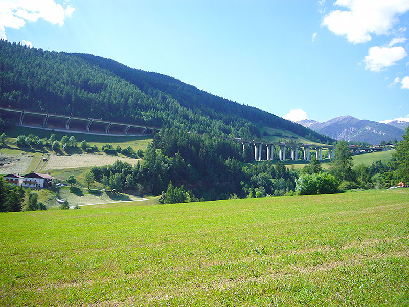Wir folgen, im geb&uuml;hrenden Abstand, weiter der Autobahn