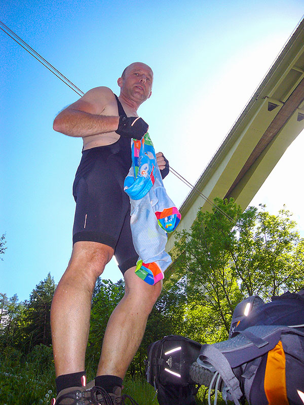 Endlich zieht Reini mal sein Unterhemd aus - und schaltet vom gro&szlig;en aufs mittlere Blatt ;-)