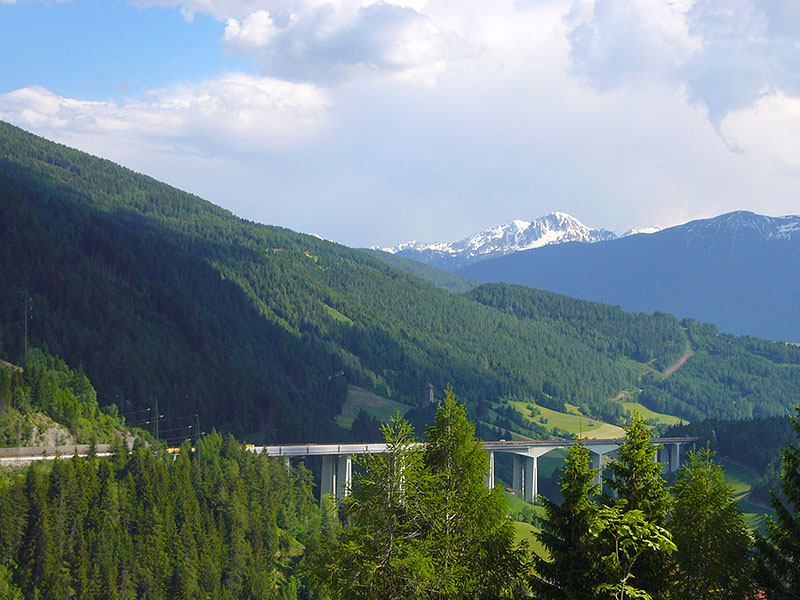 Hier f&uuml;hrt die Eisenbahntrasse wieder Richtung Autobahn zur&uuml;ck