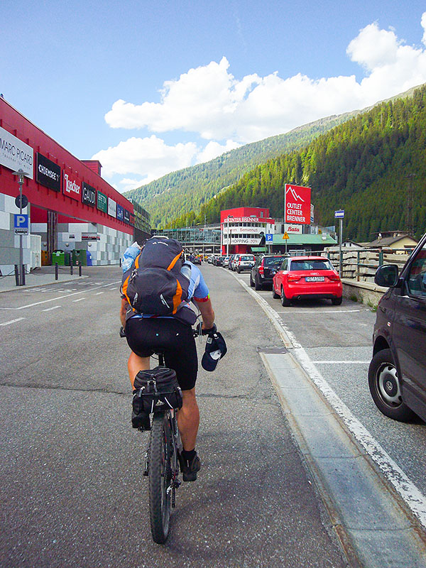 Statt einer Grenze gibt es heute bunte Outlet-Center
