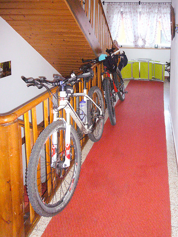 Die R&auml;der stehen sicher im Hausflur