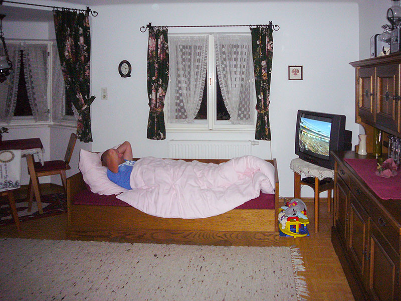 Unsere Unterkunft in Steinach - Reini guckt wieder Fu&szlig;ball ;-)