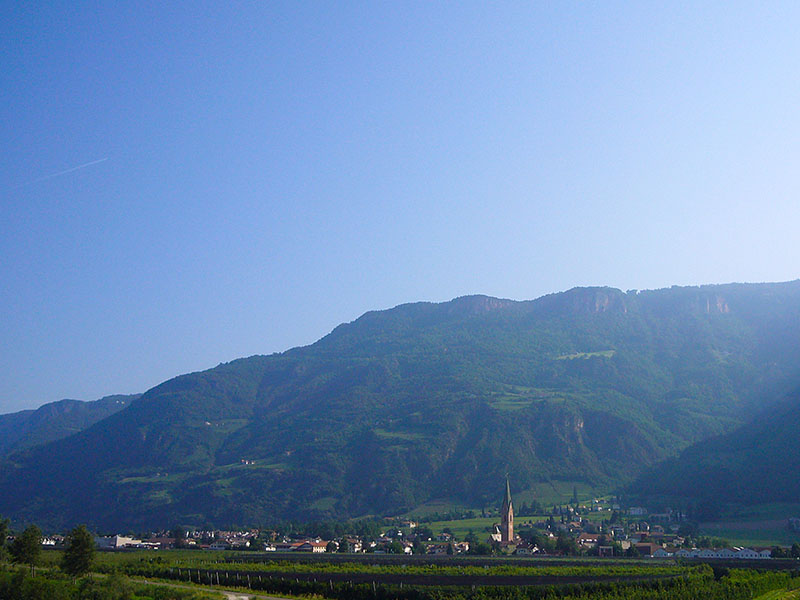 Obstplantagen und Kircht&uuml;rme lassen wir hinter uns
