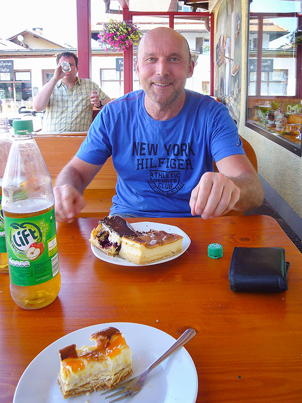 ... den Wanst mit Kuchen voll ;-)