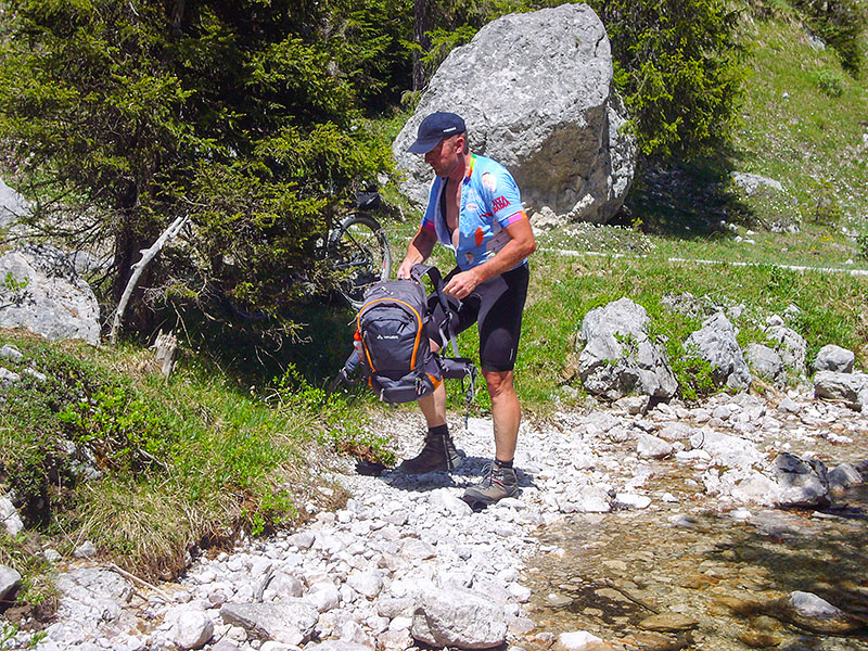Der k&uuml;hle Bach l&auml;dt unsere Akkus wieder auf ...