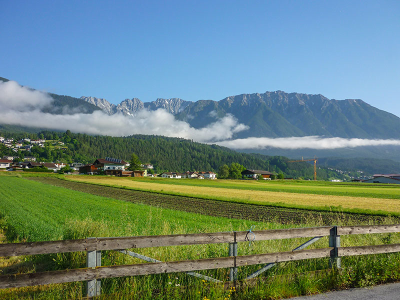 Langsam hebt sich die Feuchtigkeit aus den W&auml;ldern