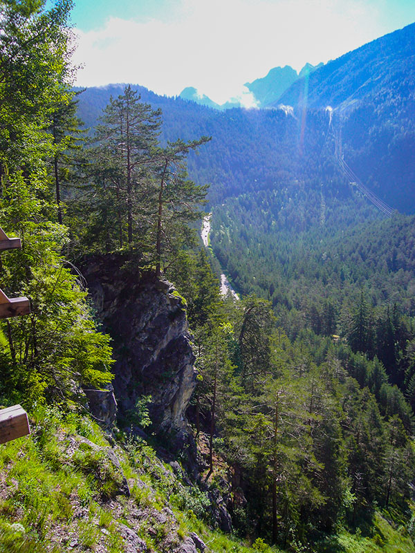 ... sieht man tief unten die Fernpassstra&szlig;e