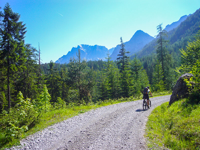 In der Ferne sieht man die Zugspitze