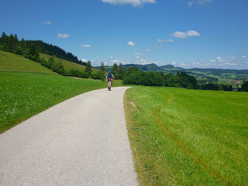 &Uuml;ber einige H&uuml;gel arbeiten wir uns dann nach Nesselwang weiter
