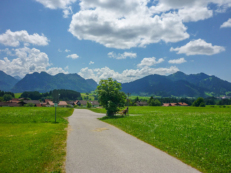 ... wir treten in die Pedale, um noch trocken bis zum Auto zu kommen