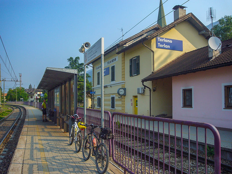 Von hier aus fahren wir mit dem Zug nach Meran und dann weiter bis nach Mals