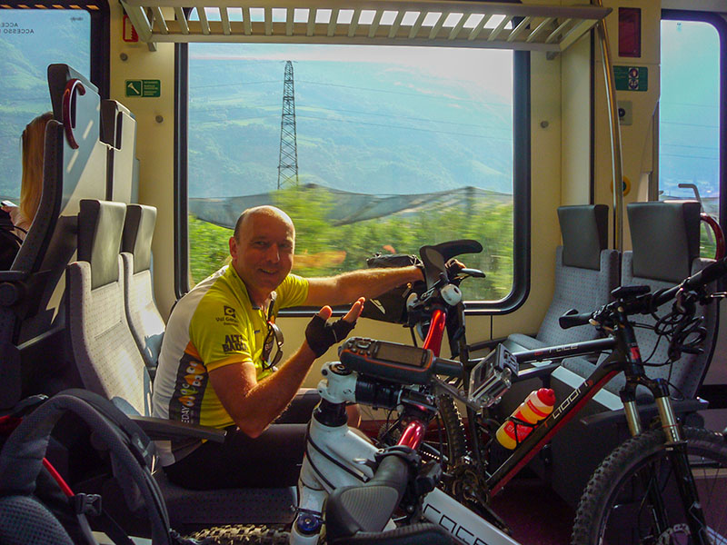 Durch die Zugfahrt sparen wir einige Kilometer und kommen so in zwei Tagen bis Nachhause