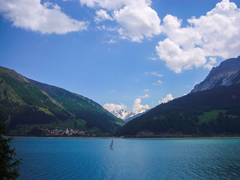 Schneebedeckte Berge in der Ferne