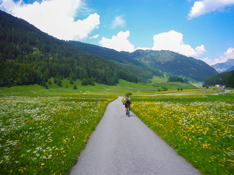 Vor uns liegt der Reschenpass