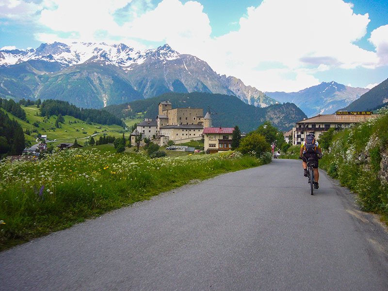 Schloss Naudersberg oberhalb von Nauders