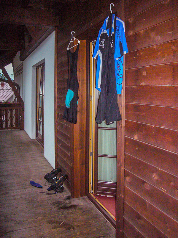 Bis Imst fahren wir durch den starken Regen, dann nehmen wir uns endlich ein Zimmer