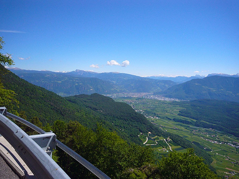 Von den Kehren des Mendelpasses aus, kann man nach Bozen schauen