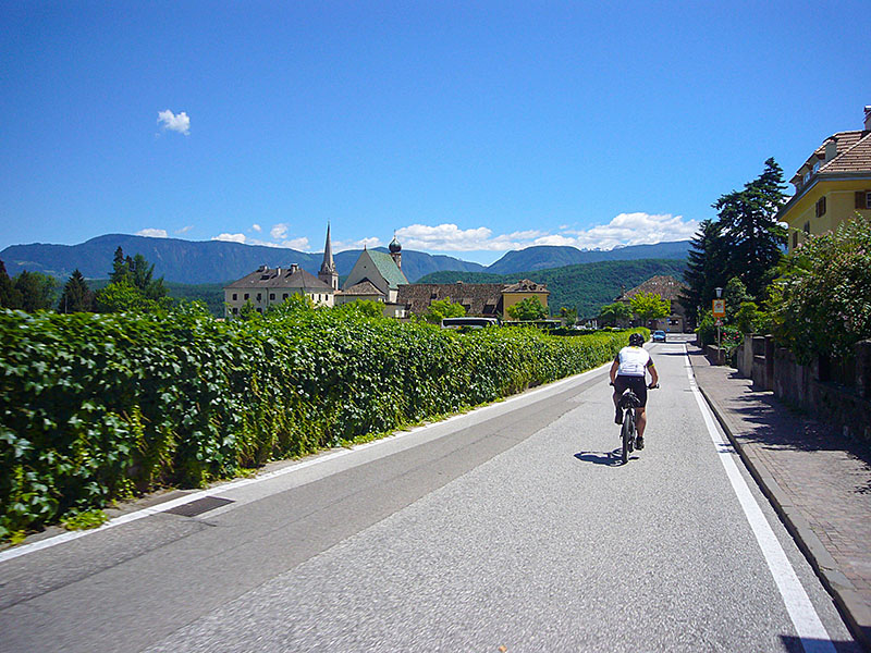 Von oben herab fahren wir durch den Ort ...