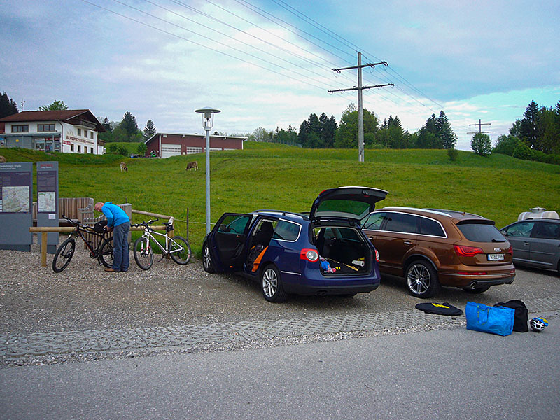 Die R&auml;der werden ausgeladen und zusammengebaut