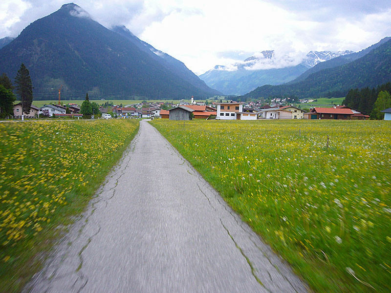 Saftige Wiesen s&auml;umen den Weg