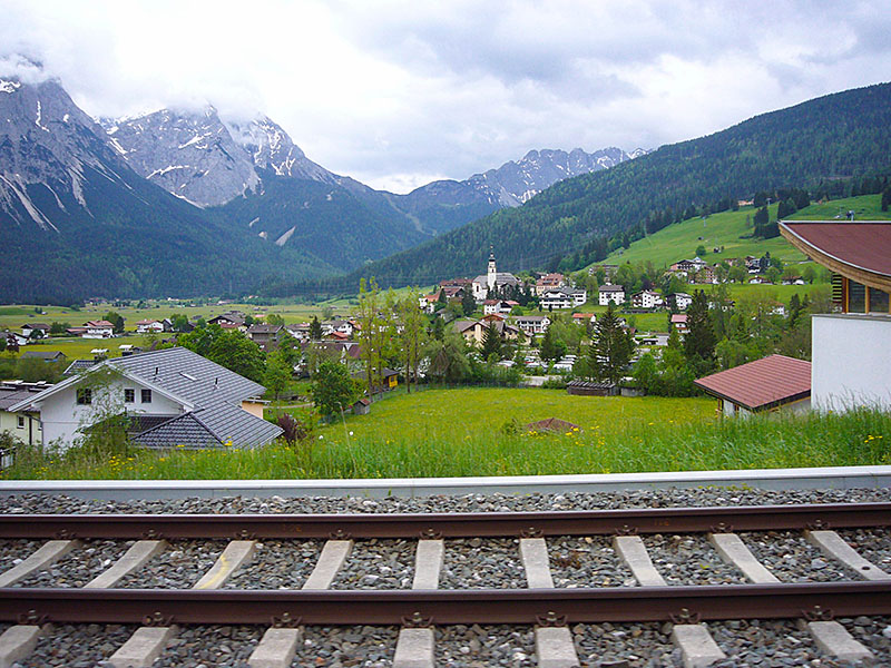 ... zun&auml;chst an den Gleisen entlang ...