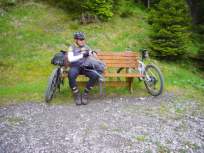 ... kommt uns eine Bank entgegen, die wir zu einer spontanen Rast nutzen ;-)