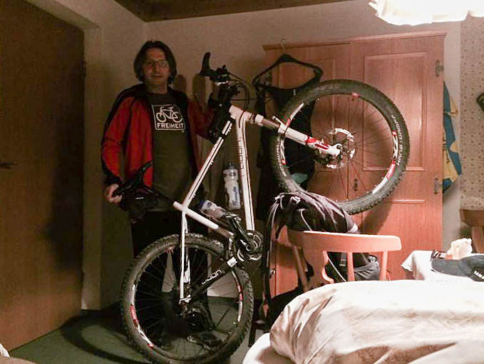 Da wir kein Schloss dabei haben, verstauen wir die R&auml;der sicher ...